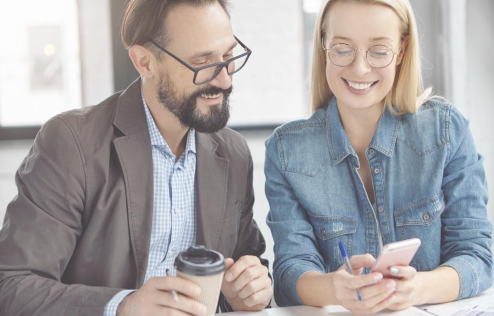 Profesionales trabajando en análisis financiero